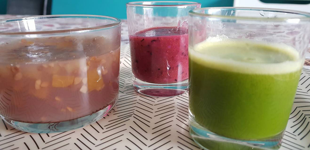 Gelatina de uva roja con frutas, batido de frutos rojos y licuado verde!