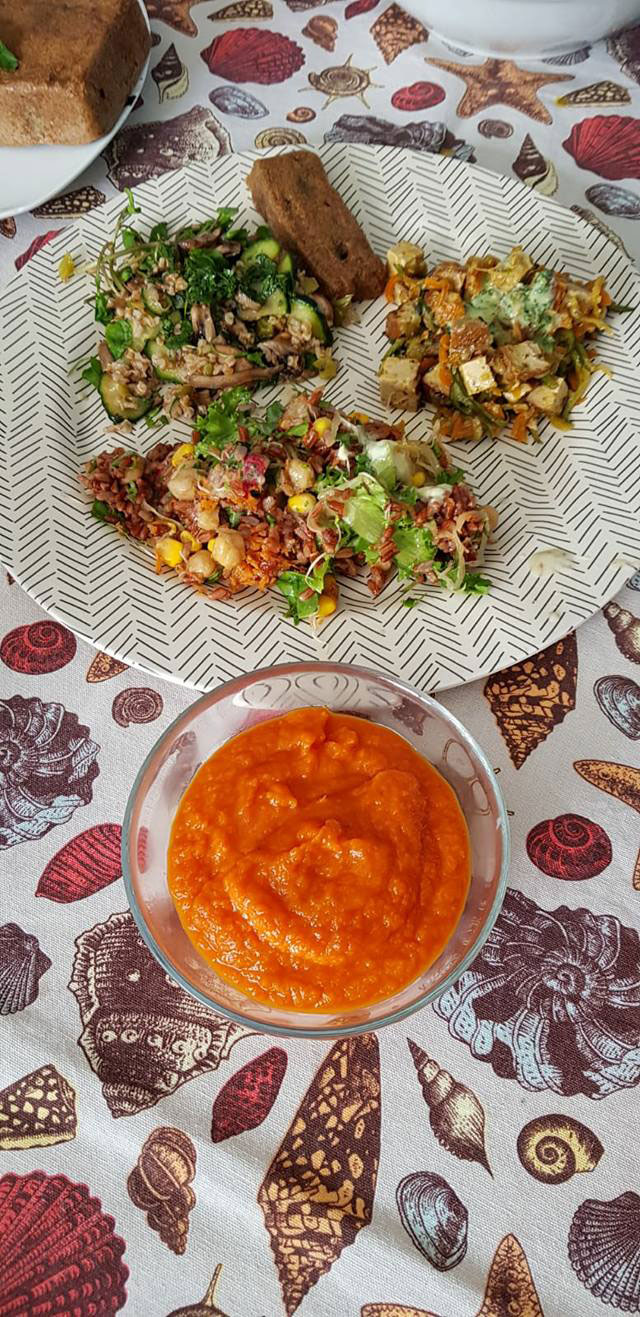 Menu de Verano curativo!!! Gazpacho macrobiótico, pan de quinoa para el verano, tabule de bulgur de espelta, ensalada de arroz rojo, espaguetis de verduras al wok con tofu de sésamo y almendras!