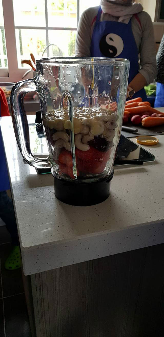 Preparacion de ingredientes para hacer helado de fresa y amasake de mijo!