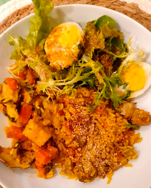 Recetas - Arroz con cúrcuma, verduras con tofu y ensalada con huevo cocido  
