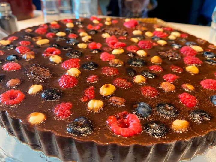 Tarta de Chocolate o Algarroba con Frutos Rojos